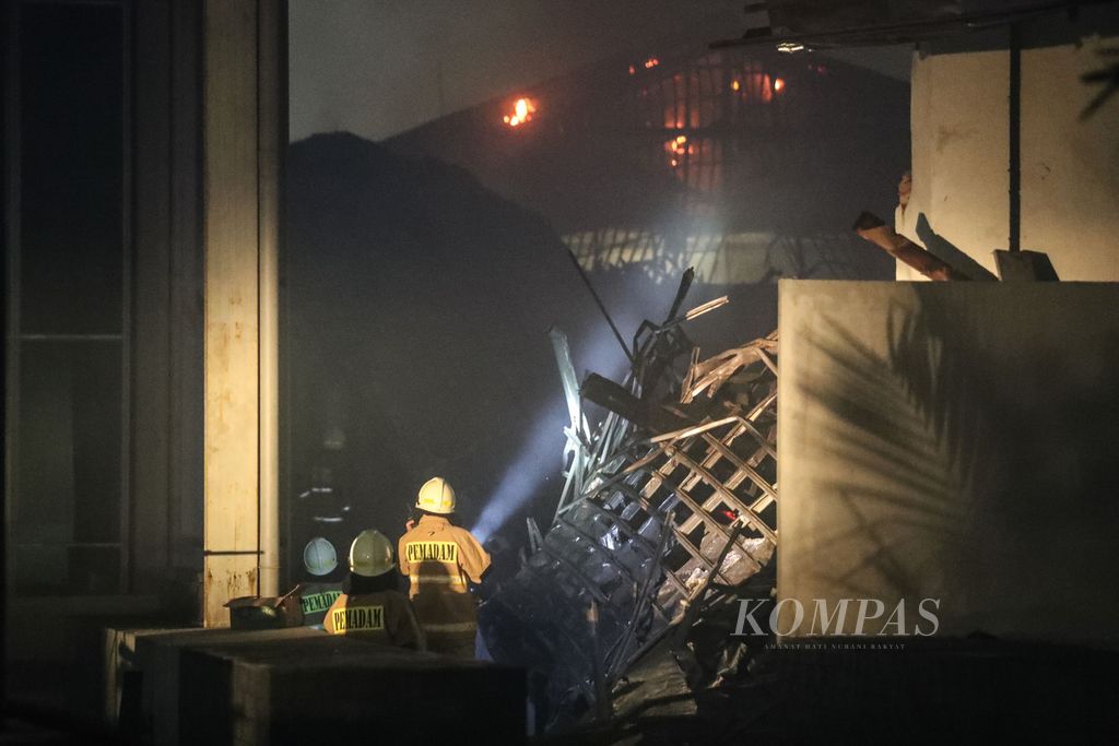 Api masih membakar bangunan di Museum Nasional, Jakarta, Sabtu (16/9/2023). Kebakaran yang melanda Museum Nasional pada Sabtu malam mengakibatkan bangunan di belakang gedung roboh. 