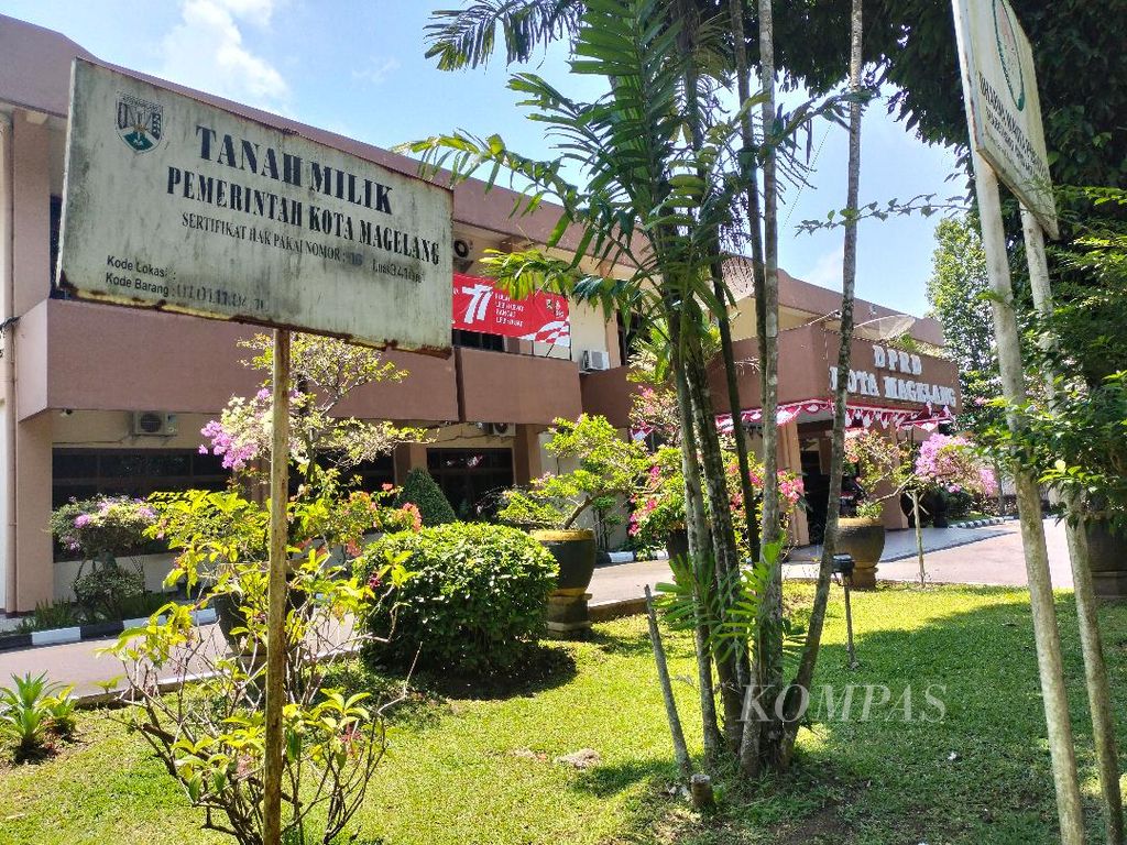 Papan penanda aset tanah di halaman kantor DPRD Kota Magelang, Kamis (15/8/2022). Kantor DPRD berada satu kompleks dengan kantor Pemerintah Kota Mageang yang nantinya akan diserahkan kepada Akademi TNI.