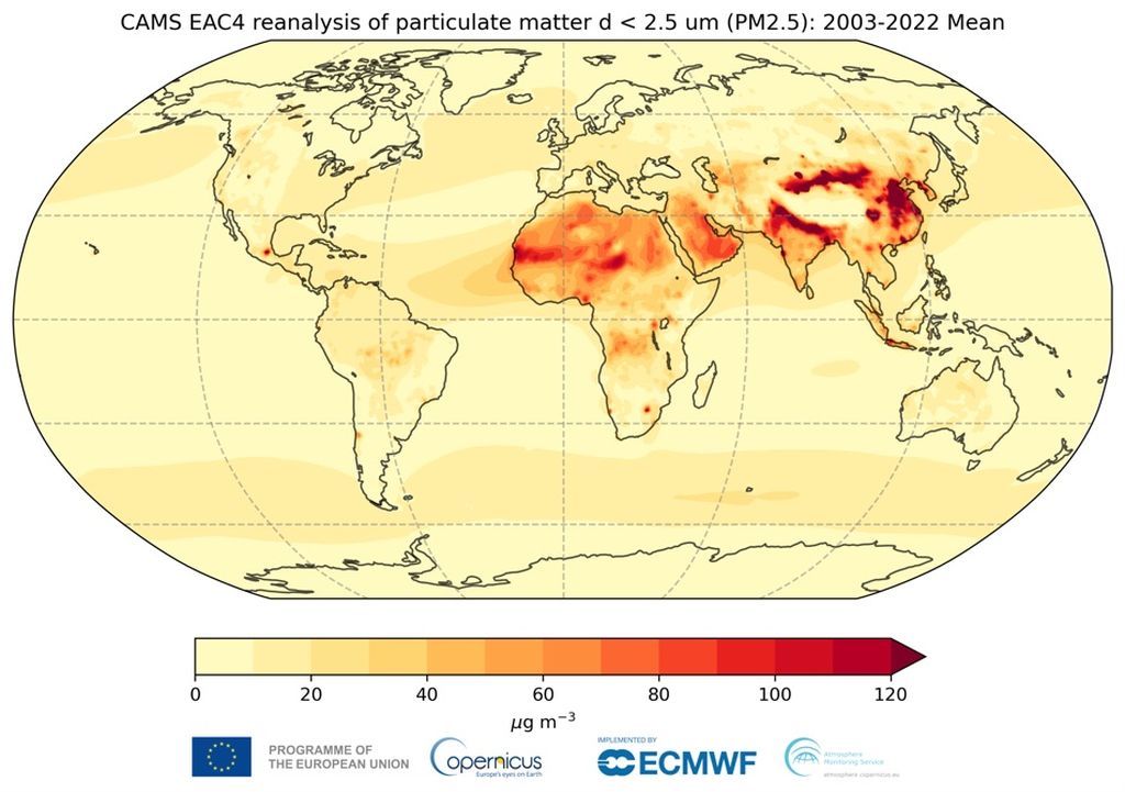 Analisis ulang Copernicus Atmospheric Monitoring Service (CAMS) menunjukkan rata-rata konsentrasi permukaan PM 2.5 pada tahun 2003–2022 dan anomali (perbedaan absolut) pada tahun 2022 dibandingkan dengan nilai rata-rata pada tahun 2003–2022. Sumber: Pusat Prakiraan Cuaca Jangka Menengah Eropa (ECMWF)/CAMS