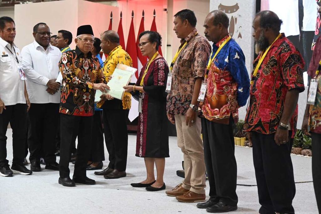 Wakil Presiden Ma’ruf Amin menyerahkan 102 sertifikat tanah hasil program Pendaftaran Tanah Sistematis Lengkap (PTSL) kepada masyarakat Papua di Youth Creative Hub (PYCH), Jalan Poros, Wahno, Kecamatan Abepura, Kota Jayapura, Rabu (11/10/2023) pagi.