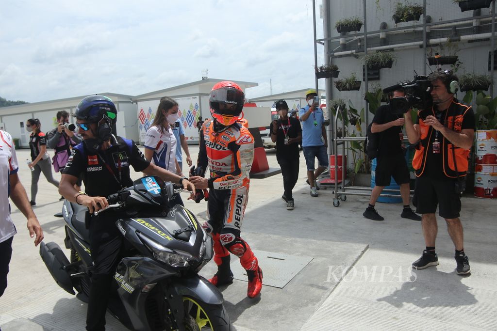 Marc Marquez tiba di <i>paddock </i>tim Repsol Honda setelah mengalami kecelakaan parah di Tikungan 7 Sirkuit Mandalika, dalam sesi pemanasan menjelang balapan MotoGP seri Indonesia, Minggu (20/3/2022). Marquez kemudian dievakuasi ke RSUD Provinsi NTB di Mataram, untuk pemeriksaan lebih detail apakah ada cedera.