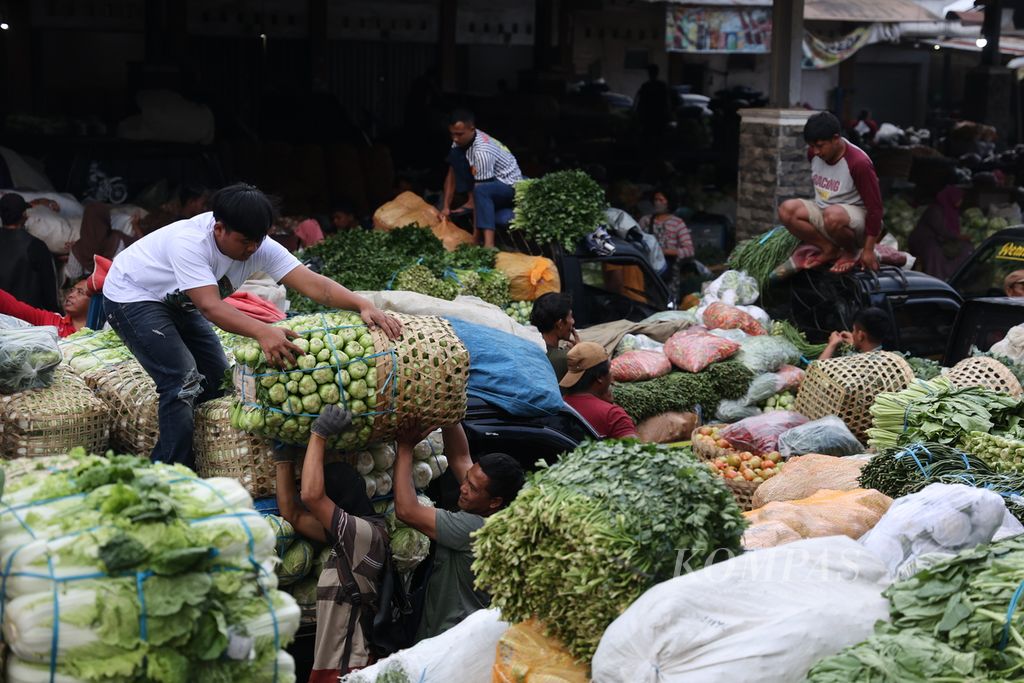 Pedagang menjual sayur di Pasar Sayur Cepogo, Boyolali, Jawa Tengah, Kamis (27/6/2024). Pasar itu beroperasi selama 22 jam per hari dengan gelombang pemberangkatan sayur sebanyak tiga kali. Sayur dari sentra penghasil sayuran itu dijual hingga ke Jawa Timur, Jawa Barat, dan DKI Jakarta. 