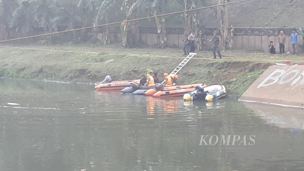 Tim Reaksi Cepat dari Badan Penanggulangan Bencana Daerah DKI Jakarta sedang memersiapkan perahu karet di Pintu Air Malaka Sari Kanal Timur, Jakarta Timur, Jumat (24/11/2023). Ini merupakan bagian dari simulasi kesiapsiagaan menghadapi bencana banjir.