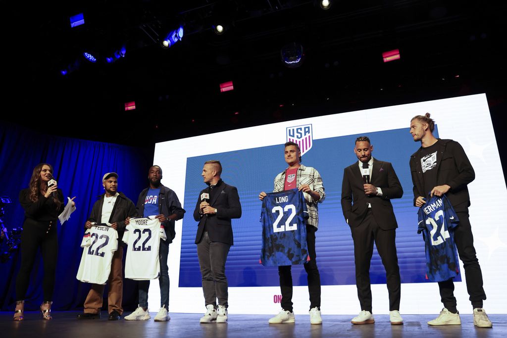 Empat bek tim nasional Amerika Serikat, Deandre Yeldin, Shaq Moore, Aaron Long, dan Walker Zimmerman memegang jersei timnas AS bernomor 22 setelah diumumkan sebagai anggota timnas ASS ke Piala Dunia Qatar di New York, 9 November 2022. 