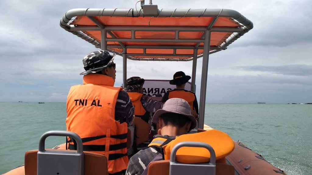 Tim SAR gabungan mencari kapal nelayan yang hilang kontak di Samudra Hindia, Sabtu (16/3/2024).