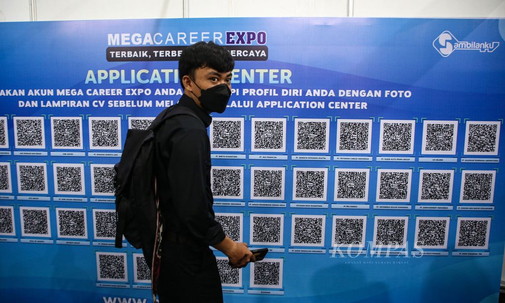 Pencari kerja mencari informasi di salah satu perusahaan peserta Mega Career Expo 2023 di Gedung Serbaguna Senayan, Jakarta Pusat, Rabu (4/10/2023). Berdasarkan data Badan Pusat Statistik, tingkat pengangguran terbuka pada Februari 2023 sebesar 5,45 persen. 