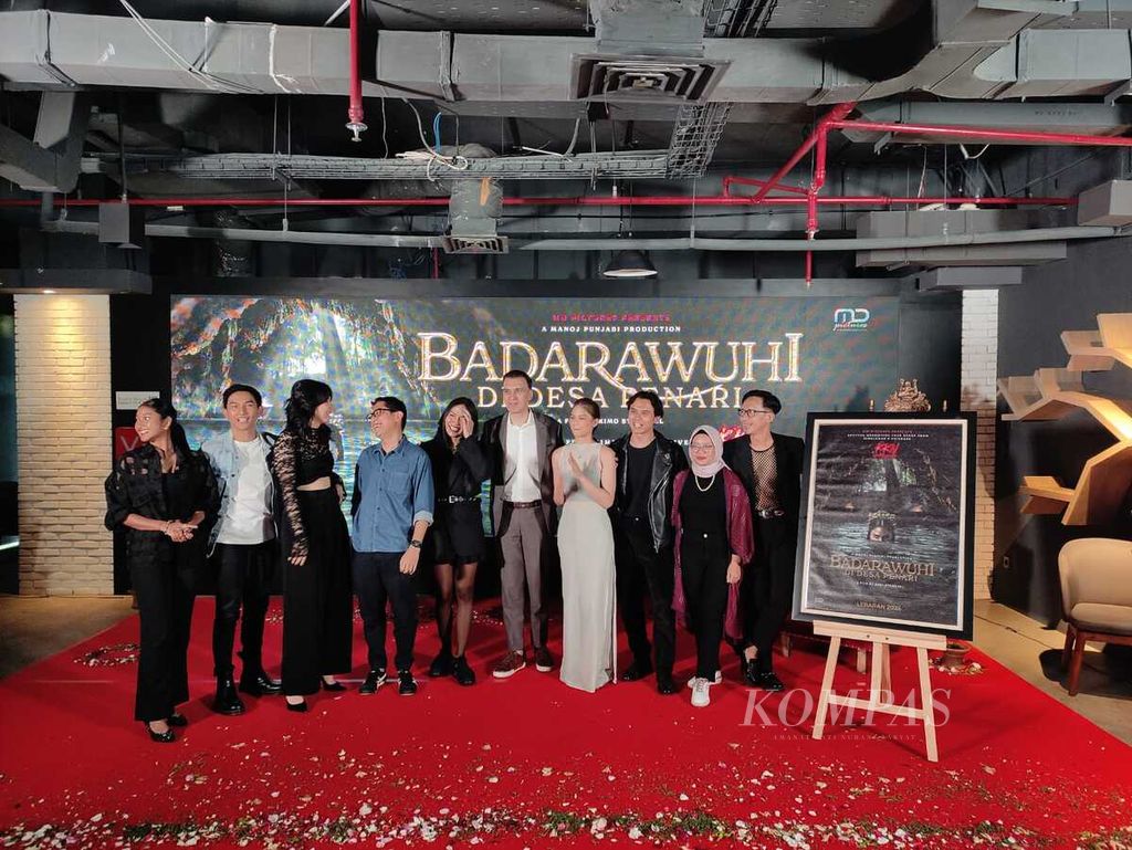 Kerabat kerja <i>Badarawuhi di Desa Penari</i> berpose seusai peluncuran poster dan judul film horor tersebut di Jakarta, Senin (22/1/2024).