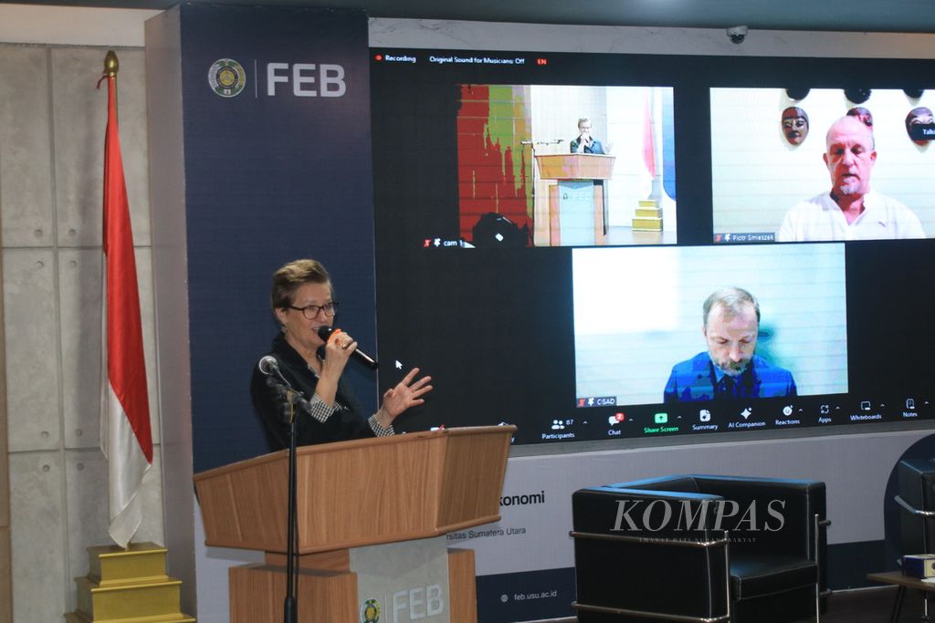 Duta Besar Polandia untuk Indonesia Beata Stoczynska menyampaikan sambutan dalam seminar sejarah hubungan Polandia-Indonesia, di kampus USU, Medan, Jumat (26/4/2024). 