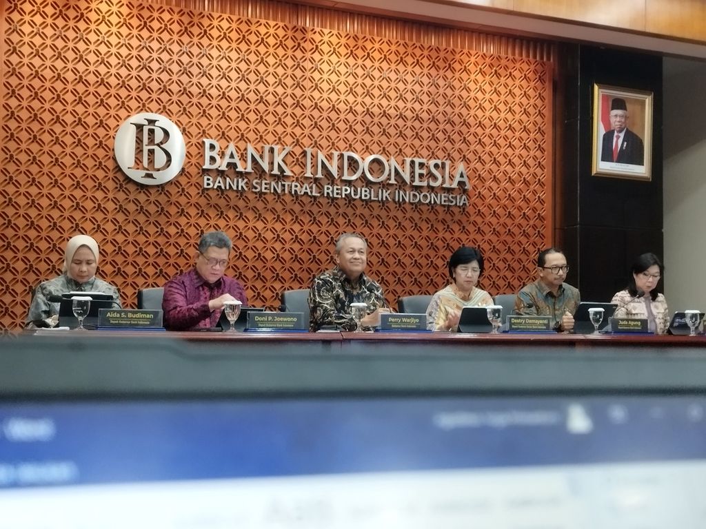 Gubernur Bank Indonesia Perry Warjiyo (ketiga dari kiri) didampingi jajarannya saat memberikan keterangan kepada wartawan terkait hasil Rapat Dewan Gubernur Bank Indonesia di Jakarta, Rabu (18/9/2024). Bank Indonesia memutuskan menurunkan suku bunga acuan atau BI-Rate sebesar 6 persen.