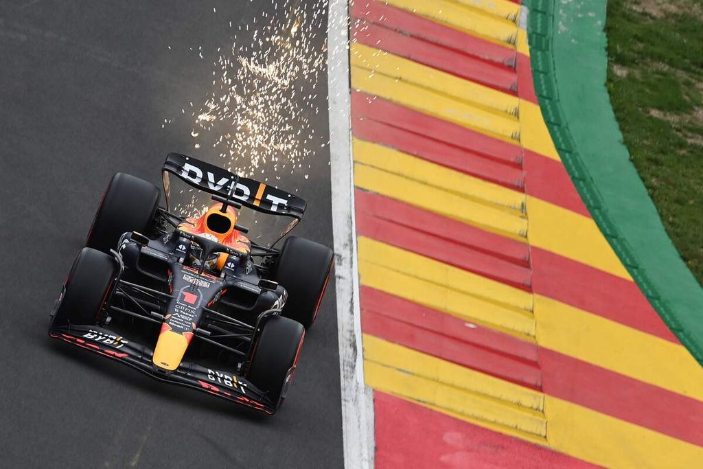 Pebalap Red Bull Max Verstappen beraksi saat kualifikasi Formula 1 seri Belgia di Sirkuit Spa-Francorchamps, Spa, Belgia, Sabtu (27/8/2022). 
