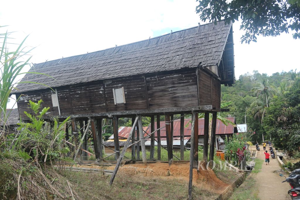 Suasana kampung Kinipan, Kabupaten Lamandau, Kalimantan Tengah pada Rabu (7/12/2022). Banyak konflik atas hilangnya hutan adat dan bencana banjir membuat mereka melaksanakan ritual membersihkan desa.