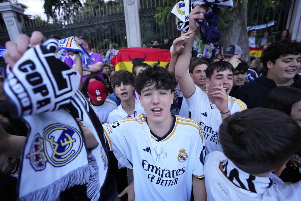 Para pendukung Real Madrid merayakan gelar juara Liga Spanyol di Cibeles Square, Madrid, Sabtu (4/5/2024). Kepastian juara didapat setelah Barcelona kalah 2-4 dari Girona.