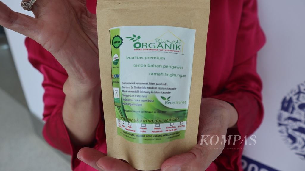 Contoh kemasan beras organik produksi Rumah Organik.