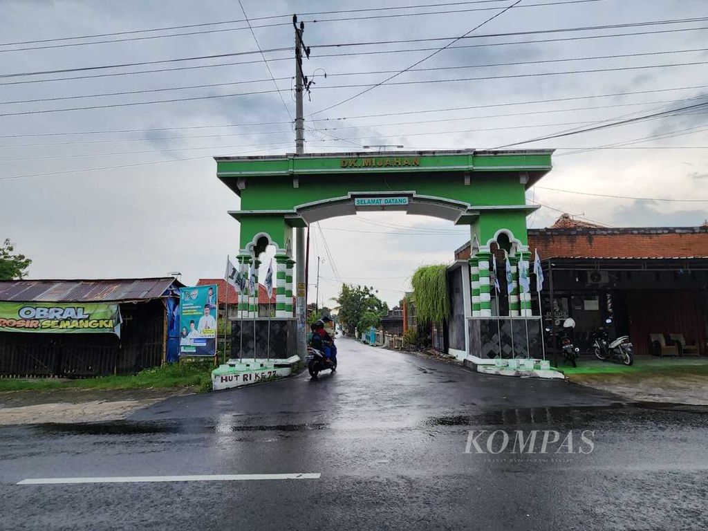 Gapura masuk menuju wilayah Dukuh Mijahan, Kelurahan Ngembatpadas, Kecamatan Gemolong, Kabupaten Sragen, Jawa Tengah, Rabu (17/1/2024).