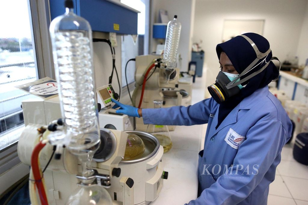 Peneliti sedang menguji sampel di laboratorium Pusat Riset Obat Modern Asli Indonesia (OMAI) di Dexa Laboratories of Biomolecular Sciences, kawasan industri Cikarang, Bekasi, Jawa Barat, Rabu (11/3/2020).