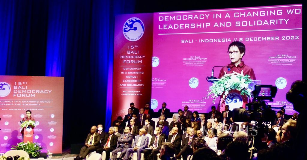 Menteri Luar Negeri RI Retno LP Marsudi (kiri) menyampaikan pidato pada pembukaan Bali Democracy Forum 2023, Kamis (8/12/2022), di Badung, Bali. 