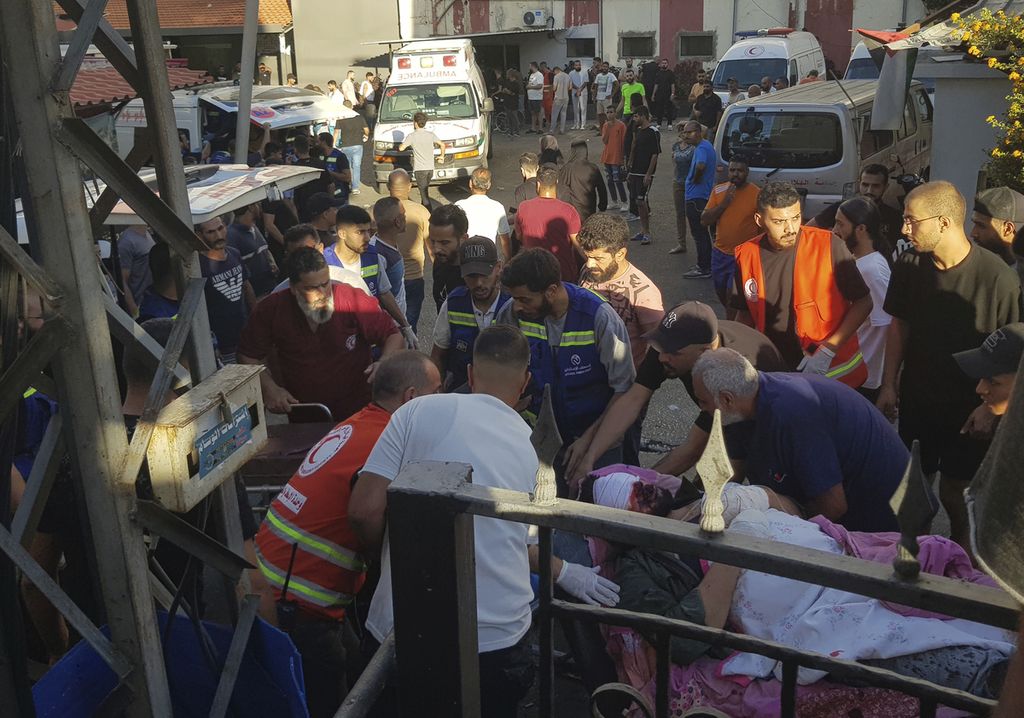 Petugas Gawat Darurat Lebanon membawa seorang pria yang terluka setelah alat komunikasi <i>pager</i> genggamnya meledak di kota pelabuhan Sidon, Lebanon (17/9/2024)