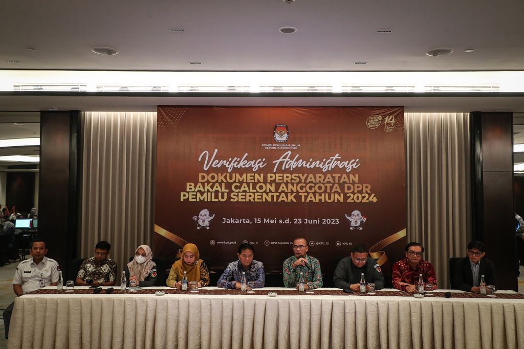 Ketua Komisi Pemilihan Umum (KPU) Hasyim Asy'ari (keempat dari kanan), Ketua Badan Pengawas Pemilu (Bawaslu) Rahmat Bagja (ketiga dari kanan), dan Ketua Dewan Kehormatan Penyelenggara Pemilu (DKPP) Heddy Lugito (tengah) menyampaikan keterangan pers di Hotel Gran Melia Jakarta, Senin (29/5/2023). 