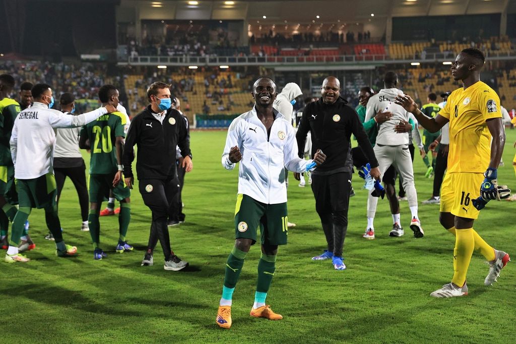 Pemain timnas Senegal, Sadio Mane (tengah), bersama rekan-rekan setimnya merayakan kemenangan atas Burkina Faso pada laga semifinal Piala Afrika di Stadion Ahmadou Ahidjo, Yaounde, Kamerun, Rabu (2/2/2022). Senegal memenangi laga itu dengan skor 3-1. 