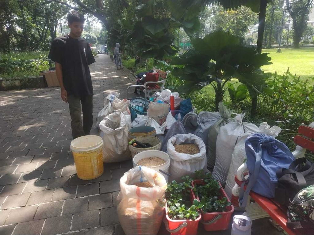 Beberapa peralatan yang digunakan untuk pertanian urban dan membuat kompos di Taman Suropati, Menteng, Jakarta Pusat, Sabtu (6/5/2023).