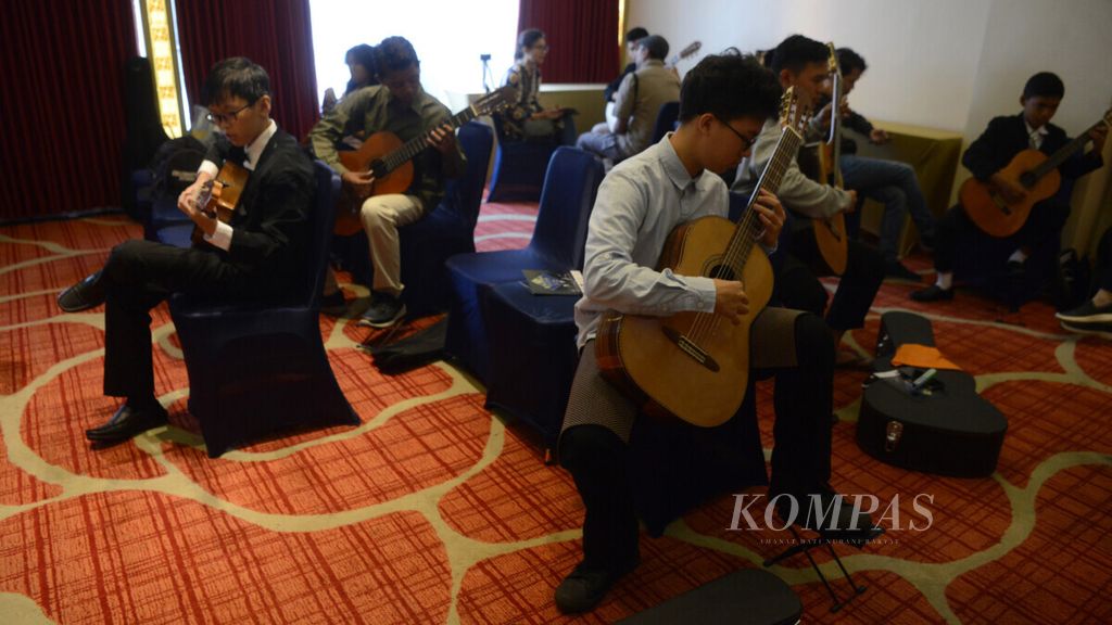Sejumlah gitaris melakukan pemanasan sebelum berkompetisi dalam ajang 7 Valerio International Guitar Festival kategori yunior, di Yogyakarta, Sabtu (3/8/2019). 