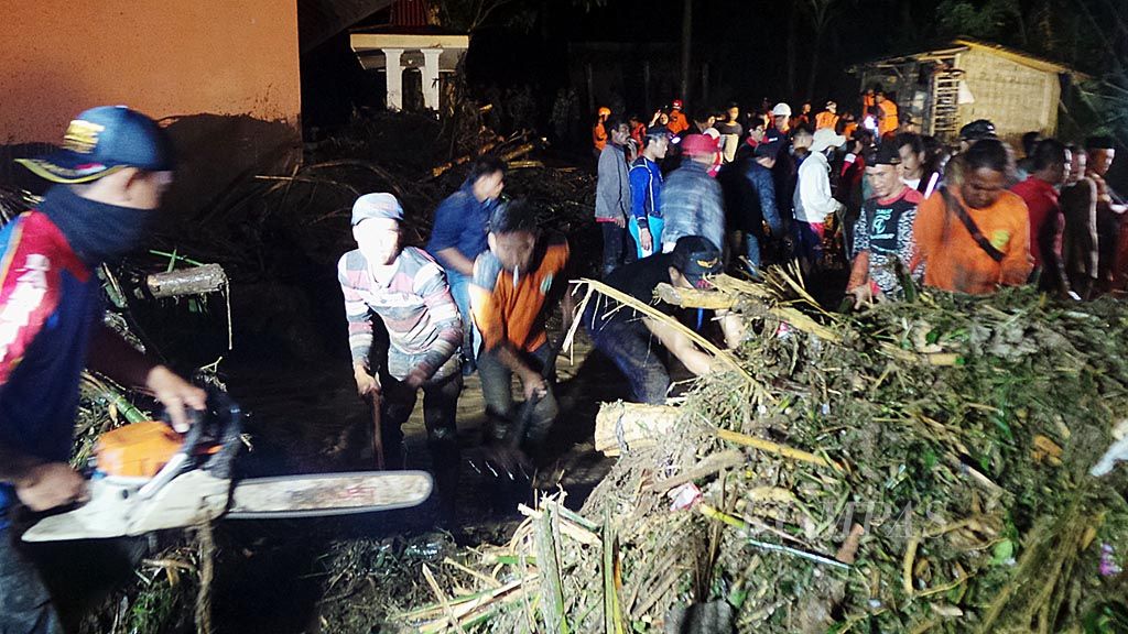 Warga bergotong royong membersihkan sisa banjir bandang yang melanda Desa Sambungrejo, Kecamatan Grabag, Kabupaten Magelang, Jawa Tengah, Sabtu (29/4). Bencana ini mengakibatkan 4 orang tewas dan 3 orang masih dalam pencarian.