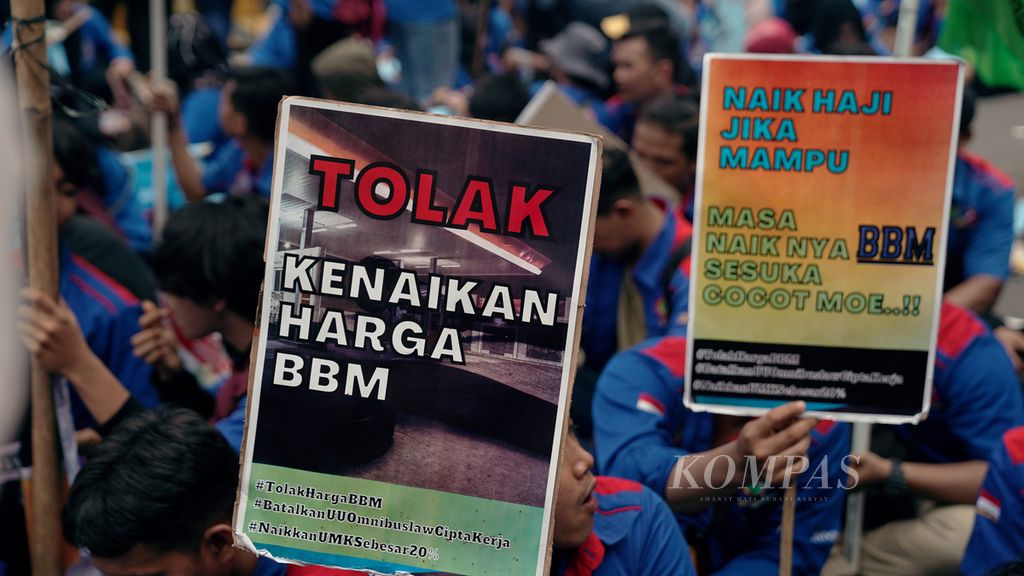 Buruh yang tergabung dalam Konfederasi Serikat Pekerja Seluruh Indonesia (KSPSI) berunjuk rasa di kawasan Patung Kuda Arjuna Wijaya, Jakarta, Senin (12/9/2022). Buruh menolak kenaikan harga bahan bakar minyak, menolak pengesahan UU Cipta Kerja dan naikkan UMR sebesar 20 persen. KOMPAS/AGUS SUSANTO (AGS) 12-9-2022