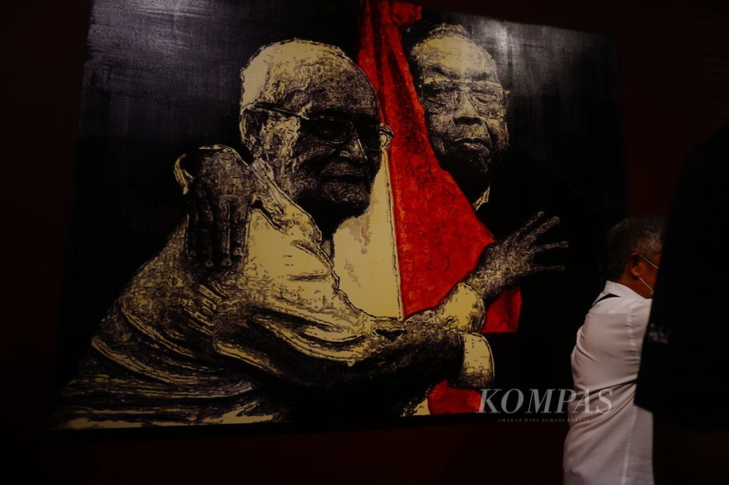 Lukisan Buya Syafii Maarif dan Gus Dur yang terlihat berdampingan memeluk bendera Sang Saka Merah Putih karya G Djoko Susilo, Sabtu (30/7/2022).