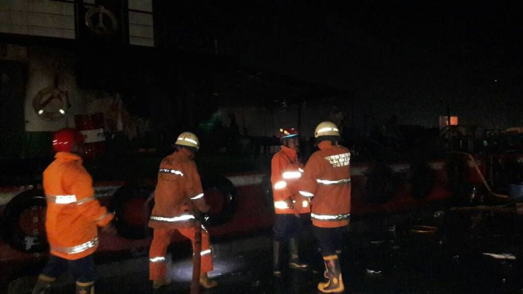 Sebuah kapal berisi bahan bakar solar terbakar, Senin (8/5/2023), di Jalan Dermaga Barat, Kelurahan Penjaringan, Jakarta Utara. Kejadian itu mengakibatkan satu orang tewas dan satu orang luka-luka.