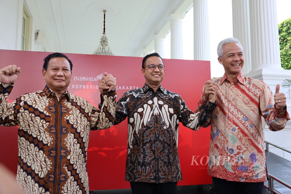 Prabowo Subianto (kiri), Anies Baswedan (tengah), dan Ganjar Pranowo (kanan) memberikan keterangan kepada wartawan seusai bertemu dan makan siang bersama Presiden Joko Widodo di Istana Merdeka, Jakarta, Senin (30/10/2023). Setelah memberikan keterangan pers, ketiganya berfoto bersama.