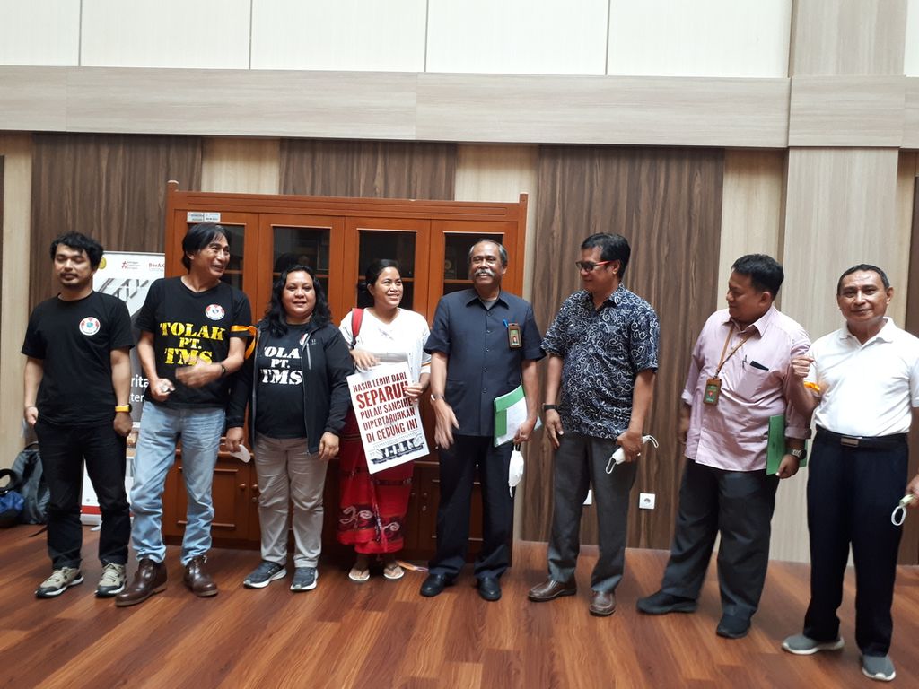 Warga Pulau Sangihe dan tim kuasa hukum setelah audiensi terbatas dengan perwakilan Mahkamah Agung (MA) di Gedung MA, Jakarta Pusat, Kamis (17/11/2022).