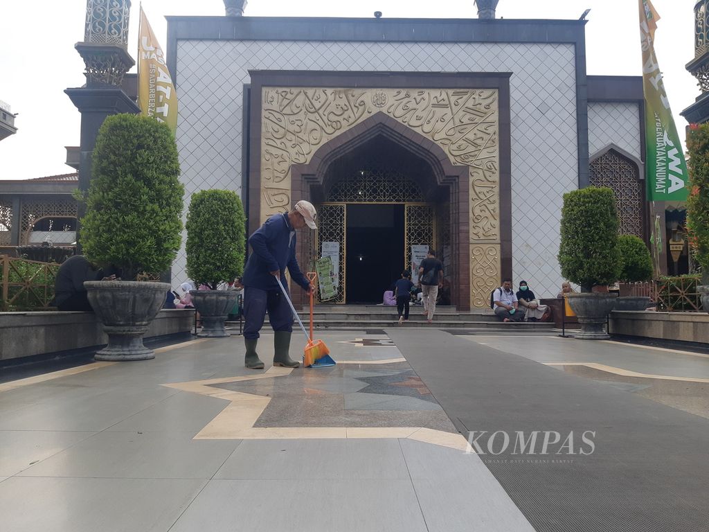 Wakim (73), marbot, membersihkan teras Masjid At-Taqwa di Kota Cirebon, Jawa Barat, Selasa (19/3/2024). Sejak 2008, kakek tiga cucu ini menjadi marbot masjid. Wakim bertekad menghabiskan sisa hidupnya sebagai marbot.