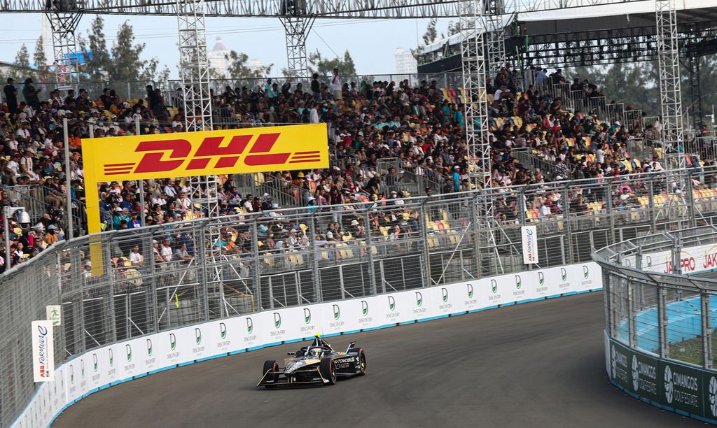 Penonton memadati tribune saat menyaksikan seri ke-10 2023 GulaVit Jakarta E-Prix di Jakarta International E-Prix Circuit, Ancol, Jakarta Utara, Sabtu (3/6/2023).