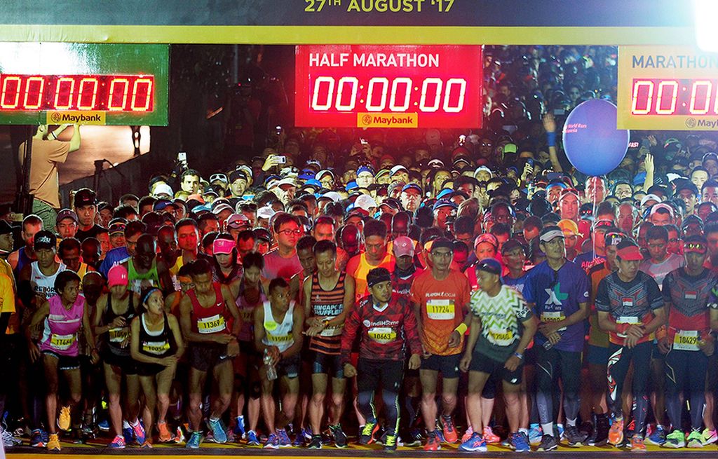 Para pelari  full marathon  di ajang Maybank Bali Marathon (MBM) 2017, Minggu (27/8), mendapatkan suguhan pemandangan matahari terbit yang indah dengan latar belakang areal persawahan dan Gunung Agung di wilayah Klungkung. Meski lintasan MBM 2017 terbilang lebih berat, para pelari Kenya dengan mudah melewatinya dan mendominasi pemenang di semua nomor yang diperlombakan.