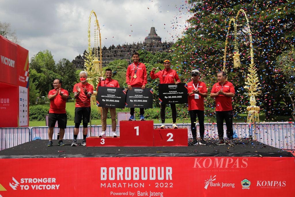Para pemenang lomba lari Borobudur Marathon 2022 Powered by Bank Jateng kategori Elite Race putra di Taman Lumbini Kompleks Candi Borobudur, Magelang, Jawa Tengah, Sabtu (12/11/2022). Juara untuk kategori ini berturut-turut yaitu Nurshodiq, Irmansah, dan Musa. 