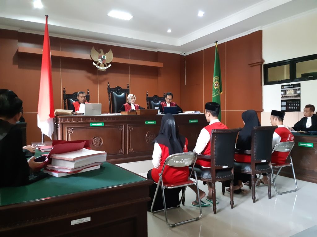 Para terdakwa kasus dugaan pembunuhan mengikuti sidang di Pengadilan Negeri Banyumas, Jawa Tengah, Rabu (29/1/2020).