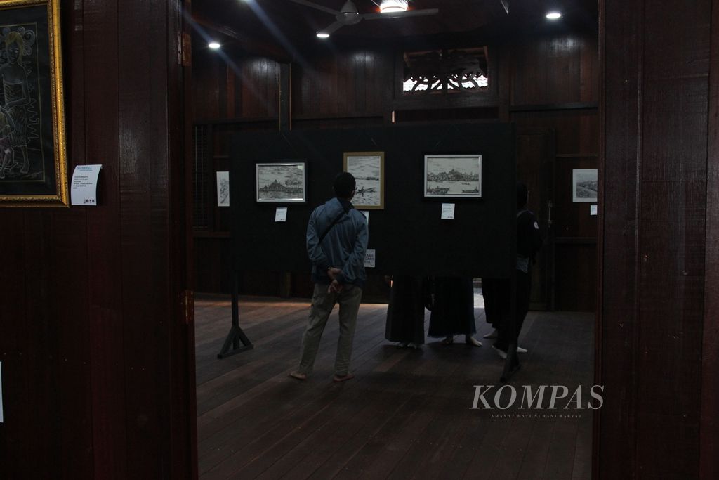 Warga menyaksikan Pameran Drawing Nafas Kapuas, Kota Pontianak, Kalimantan Barat, Selasa (23/5/2023).
