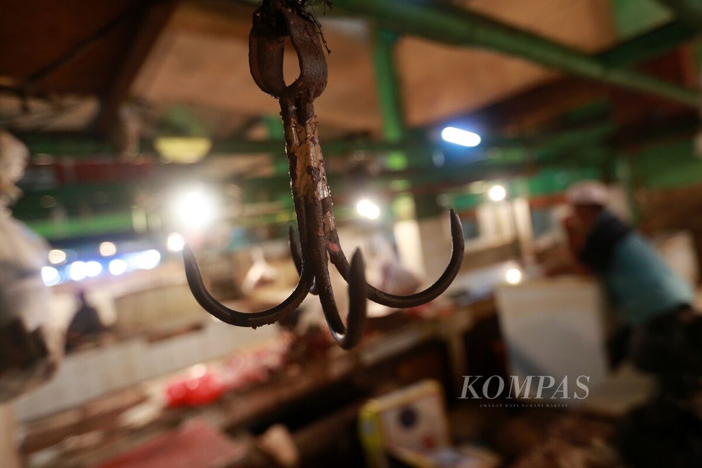 Lapak penjualan daging sapi di Pasar Jatinegara, Jakarta Timur, yang kosong karena para pedagangnya tengah melakukan aksi mogok dagang, Senin (28/2/2022). Aksi mogok berlangsung hingga Jumat (4/3/2022). 