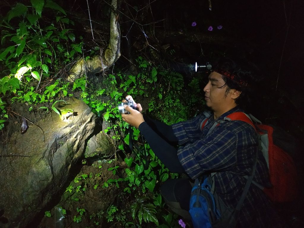 Ketua dan Pendiri Bersama Aspera Madyasta (Asta) Indonesia Foundation, Averroes Oktaliza alias Ave, saat berada di lapangan. Asta Indonesia Foundation bertujuan untuk mencapai keseimbangan antara pembangunan dengan pelestarian keanekaragaman hayati di Indonesia. Saat ini, ada dua program utama yang berjalan, yakni Save Otter Species (SOS) dan Indonesia Herpetofauna Enthusiast (IHE).