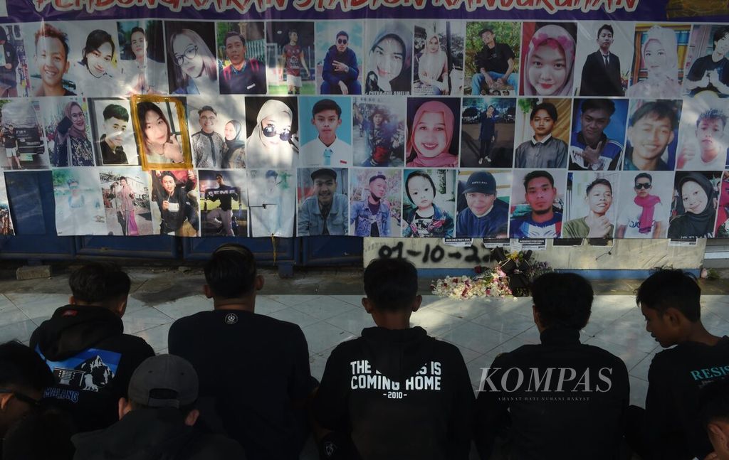 Aremania berdoa bersama untuk korban meninggal saat peringatan satu tahun tragedi Kanjuruhan di Stadion Kanjuruhan, Kabupaten Malang, Jawa Timur, Minggu (1/10/2023).