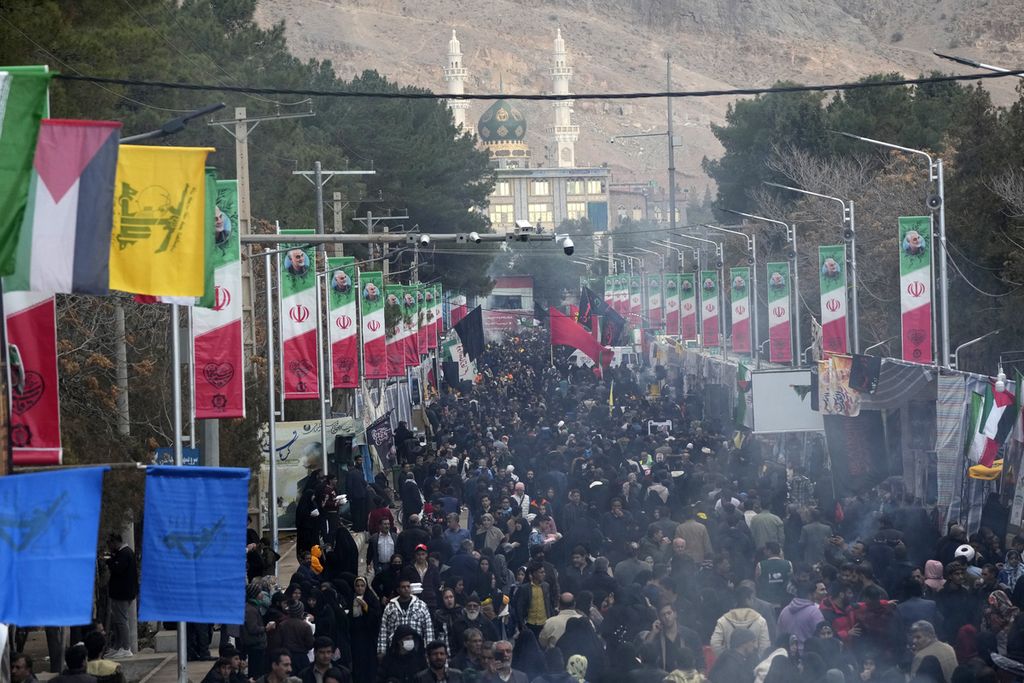 Iranian citizens fill the streets leading to the mosque where the Commander of the Quds Brigade of the Iranian Revolutionary Guard, Qassem Soleimani, was buried in the city of Kerman, Iran, on Thursday (4/1/2024). Twin bombings killed 89 people and wounded 284 others in commemoration of Qassem Soleimani's death the day before.
