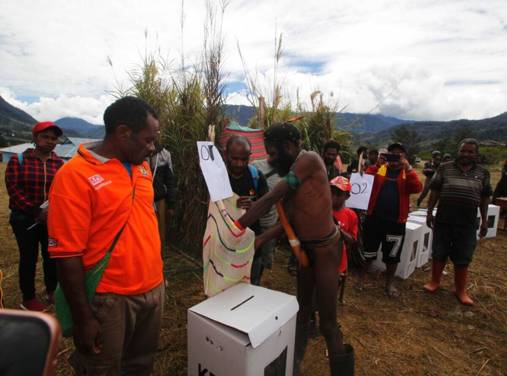 Pemungutan suara dengan sistem noken di Kabupaten Puncak, Papua, pada 17 April 2019.