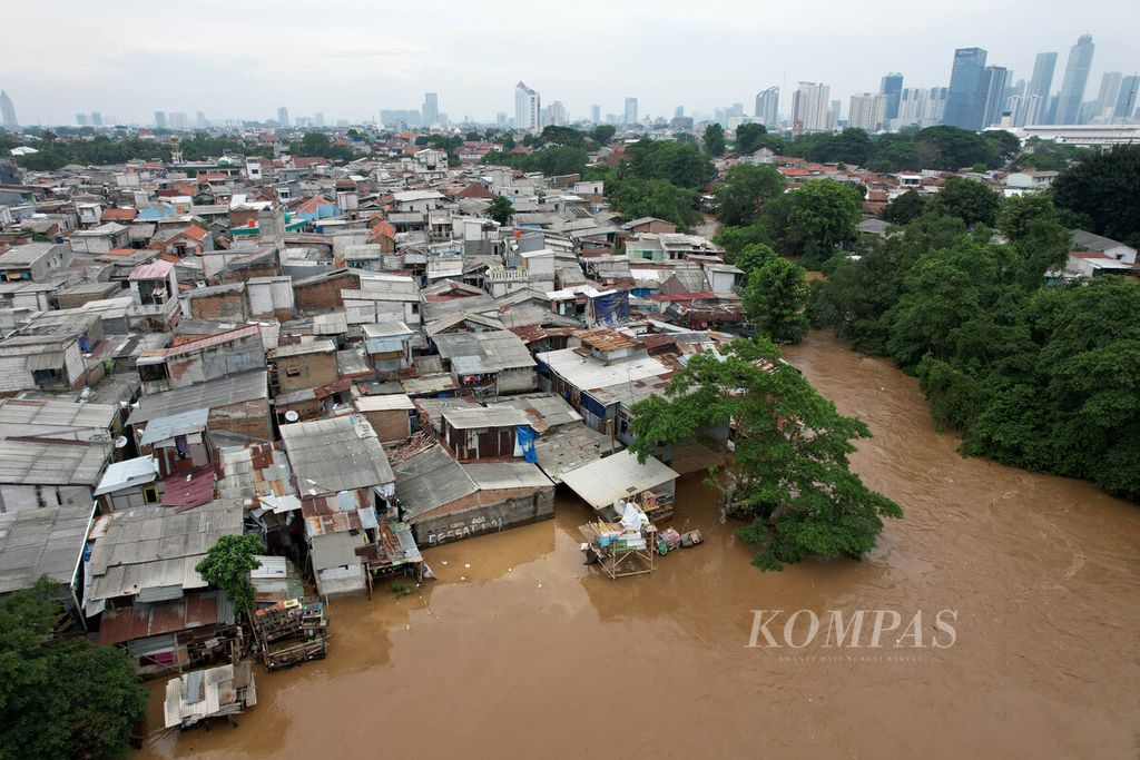 Suasana permukiman padat yang sebagian besar dihuni warga miskin di tepi Sungai Ciliwung yang membelah wilayah Jatinegara, Jakarta Timur, Senin (10/10/2022). Tingginya target pemerintah dalam menekan angka kemiskinan pada kisaran 7,5-8,5 persen pada 2023 perlu didukung dengan keberpihakan lewat kebijakan dan politik anggaran pemerintah. 