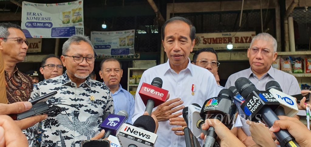 Presiden Joko Widodo memberikan keterangan kepada wartawan seusai meninjau stok beras di Pasar Induk Beras Cipinang, Jakarta Timur, Kamis (15/2/2024).
