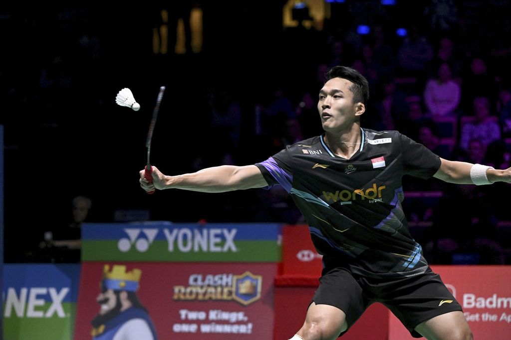 Jonatan Christie melawan Chou Tien Chen dalam pertandingan final Arctic Terbuka di Vantaa, Finlandia, Minggu (13/10/2024). Jonatan kalah pada pertandingan ini.