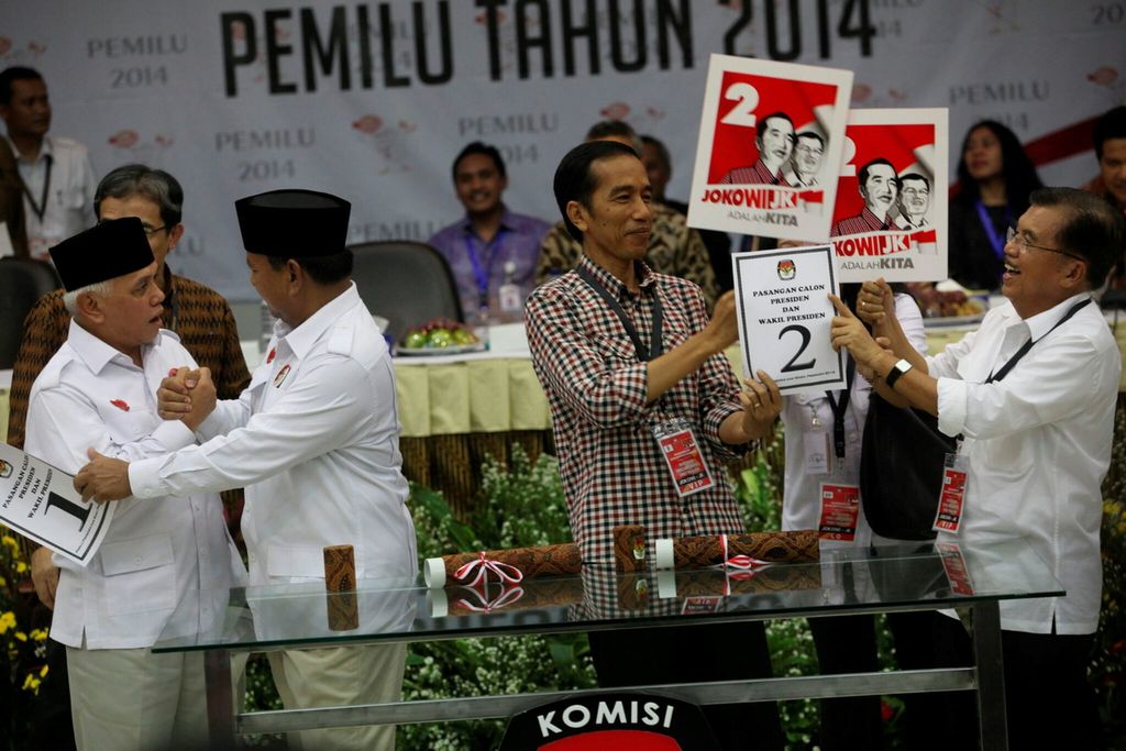 Dua pasangan calon presiden dan wakil presiden, Prabowo Subianto-Hatta Rajasa dan Joko Widodo-Jusuf Kalla, saat Rapat Pleno Pengundian dan Penetapan Nomor Urut Pasangan Calon Presiden dan Wakil Presiden Pemilu 2014 di Gedung KPU, Jakarta, Minggu (1/6/2014). Dari pengundian itu, pasangan Prabowo-Hatta mendapat nomor urut 1, sedangkan Jokowi-JK nomor urut 2.