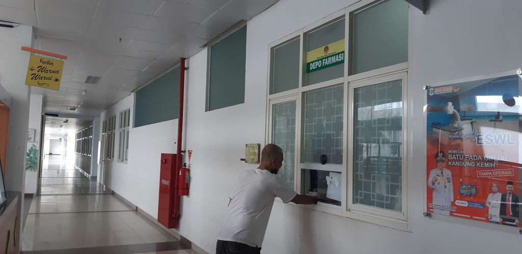 Pasien RSUD Depati Hamzah Pangkalpinang, Kepulauan Bangka Belitung menebus obat di depo farmasi rumah sakit itu, akhir Februari 2024. 