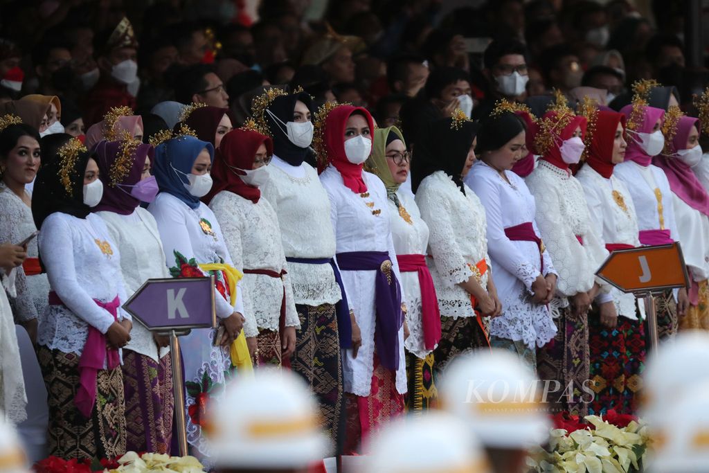 Tamu undangan mengenakan pakaian adat saat menghadiri upacara penurunan bendera Merah Putih di Halaman Istana Merdeka, Jakarta, Rabu (17/8/2022). 
