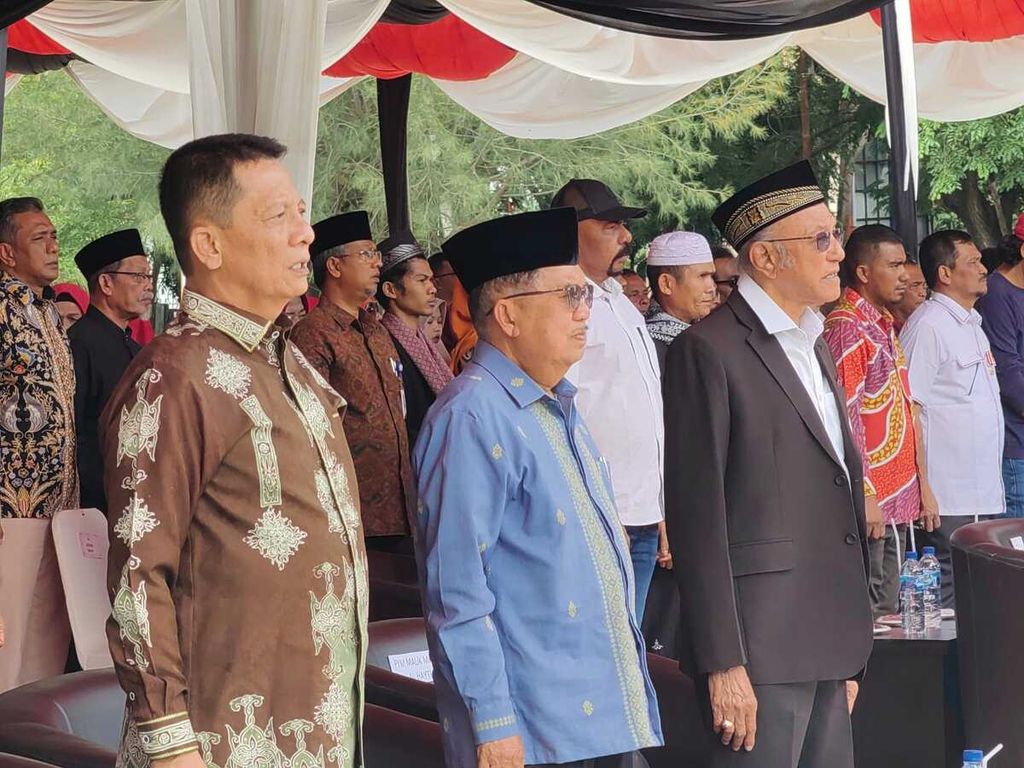 Penjabat Gubernur Aceh Achmad Marzuki (kiri), tokoh perdamaian Aceh M Jusuf Kalla (tengah), dan Wali Nanggroe Aceh Tengku Malik Mahmud Al Haythar (kanan) menghadiri peringatan Hari Damai Ke-18 Aceh di Taman Shaitanah Shafiafuddin, Banda Aceh, Selasa (15/8/2023).