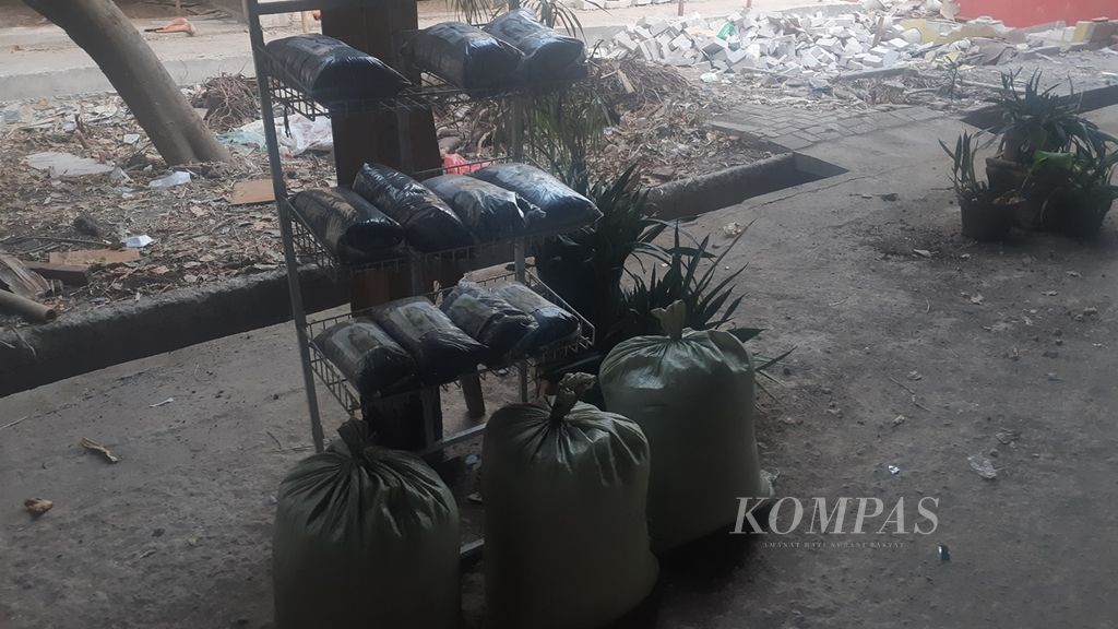 Kompos hasil pengelolaan sampah di Tempat Pengelolaan Sampah Reduce, Reuse, Recycle (TPS3R) Rawasari, Jakarta Pusat, Jumat (30/8/2019).